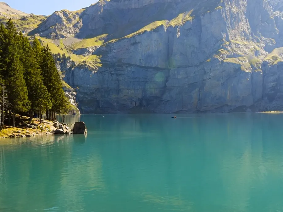 Lac de montagne turquoise au pied des falaises