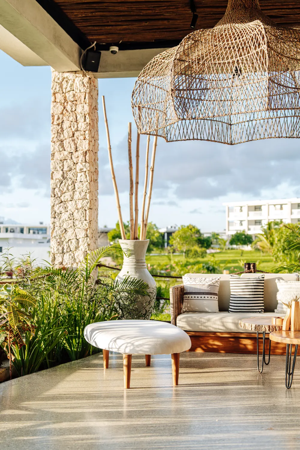 Terrasse ombragée meublée, ouverte sur un jardin